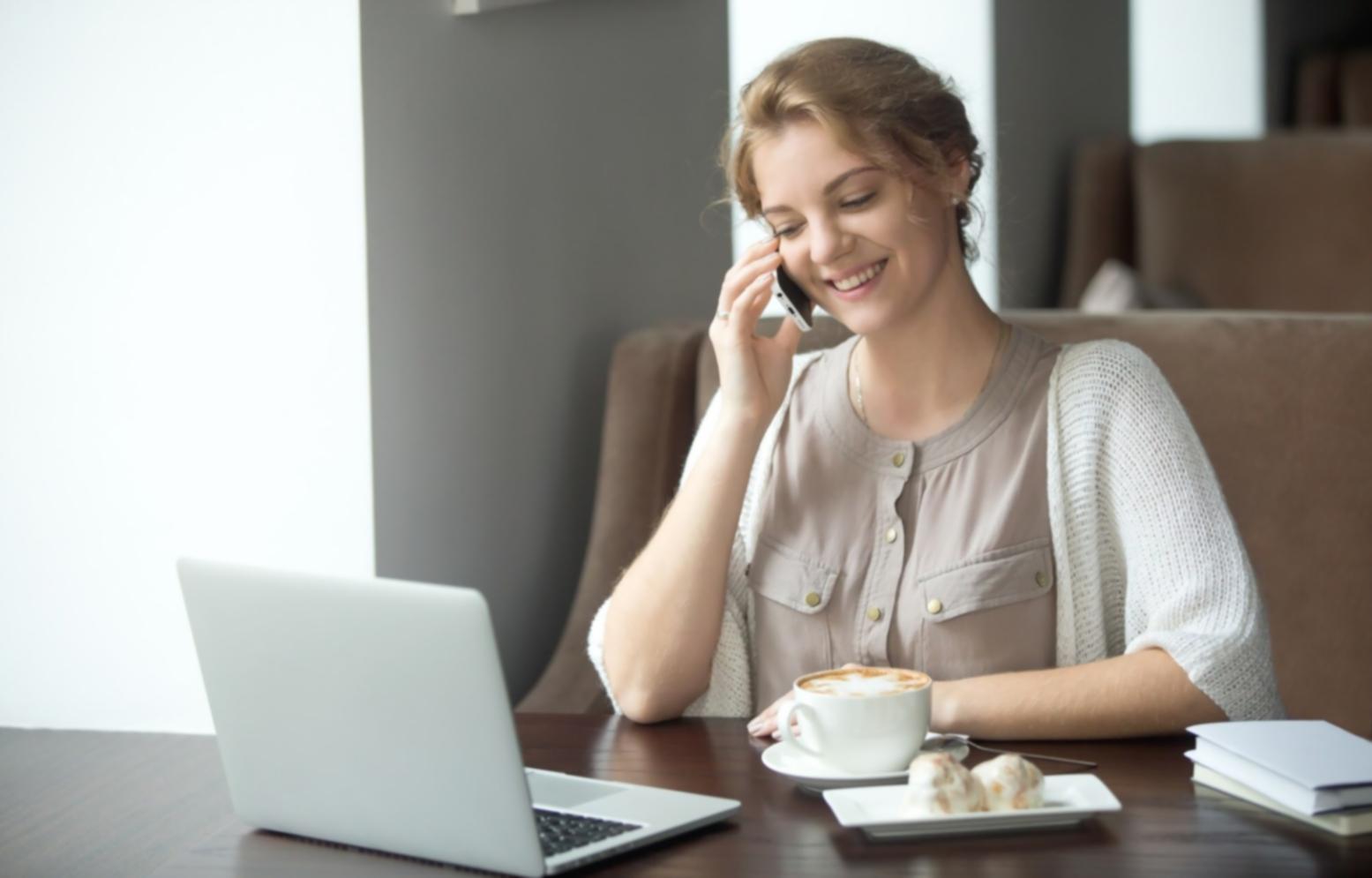Profesional analizando gráficos financieros personalizados